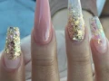 19 ideas de uñas rosas con brillos cortas y largas