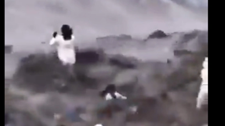 Momento exacto en que CORRIENTE de río desaparece a turistas en segundos
