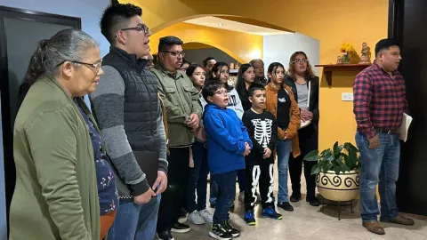 Padres, hijos y abuelos cantan juntos a sus difuntos en una tradición viva de Naolinco, Veracruz.