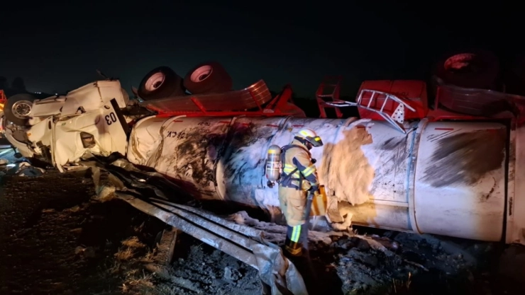 Jalisco: Pipa sufre aparatosa volcadura en autopista Guadalajara-Zapotlanejo y provoca cierre de vialidad