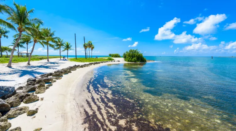 Sombrero Beach tiene aguas cristalinas y arena blanca.