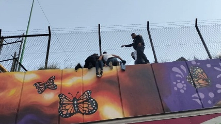 B04RH6 POLICÍAS EVITAN SUICIDIO DE MUJER EN GAM1.jpg