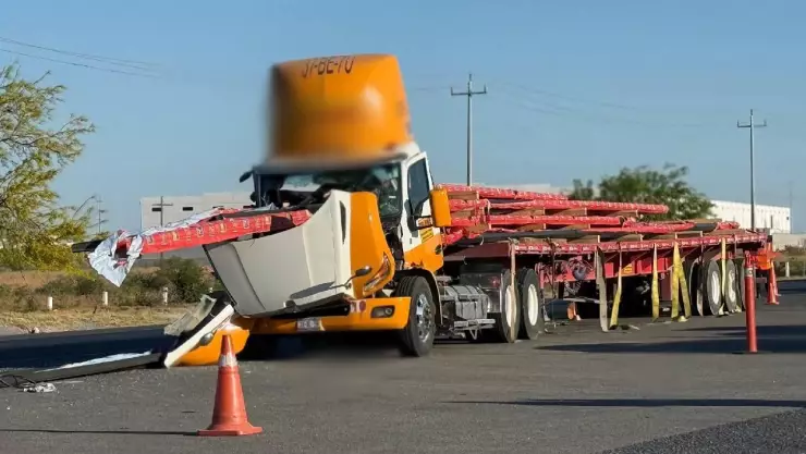 ¡TRÁGICO! Conductor de tráiler muere aplastado por vigas de acero en plena autopista; así ocurrió
