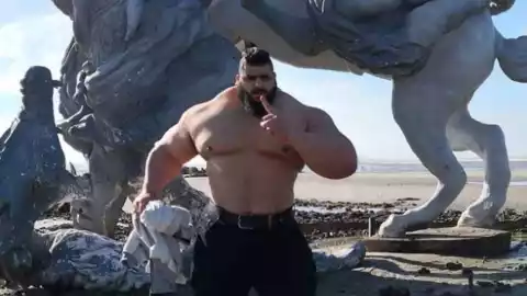 VIDEO Noquean a Hulk iraní en su primera pelea de boxeo