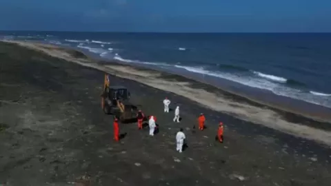 Contaminación por hidrocarburo afecta costas de Veracruz y Tabasco; 200 pescadores suspenden actividades