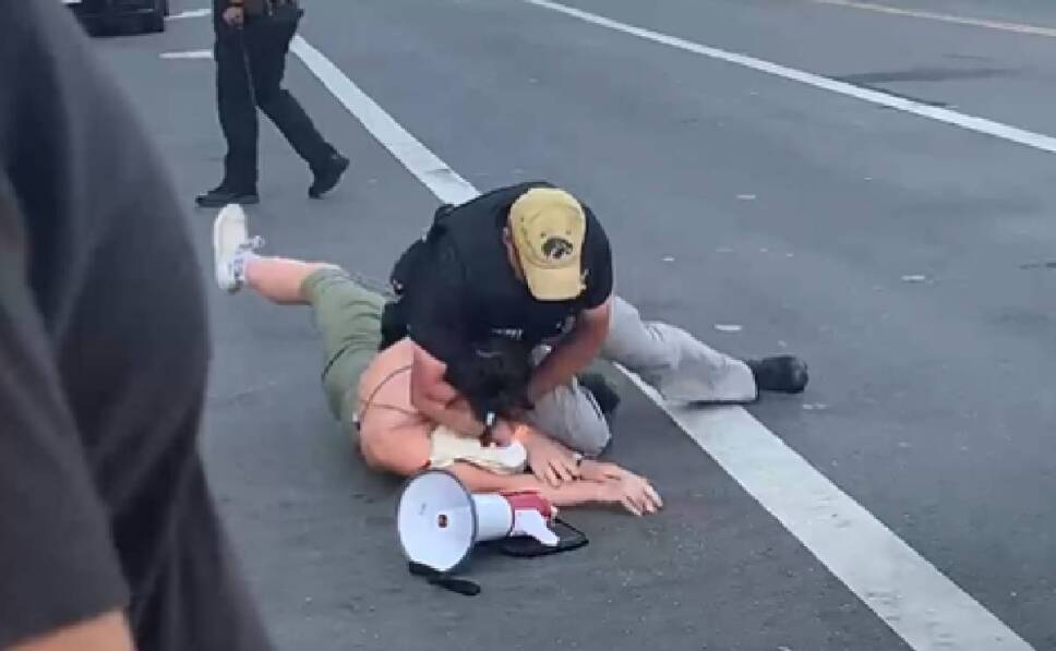 Policías agreden a mujer que protestaba en la Cumbre de las Américas (2)