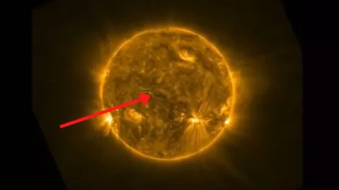 VIDEO Captan a una “serpiente” en el Sol cuando cruza la superficie