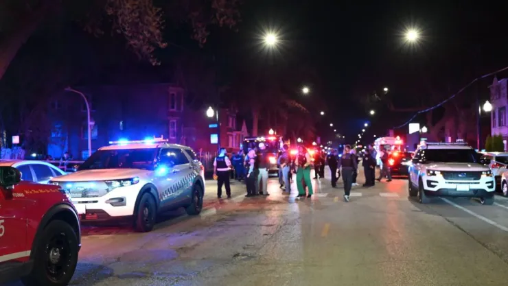 Muere una niña tras un tiroteo en una reunión familiar en Chicago; hay 10 heridos