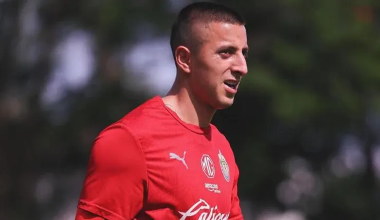 Roberto Alvarado podría salir de Chivas en este mercado
