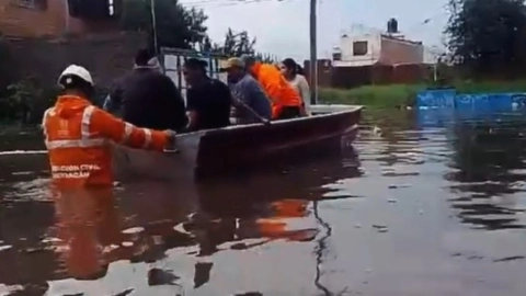 Rescatan en lanchas a familias atrapadas tras severas inundaciones en Morelia