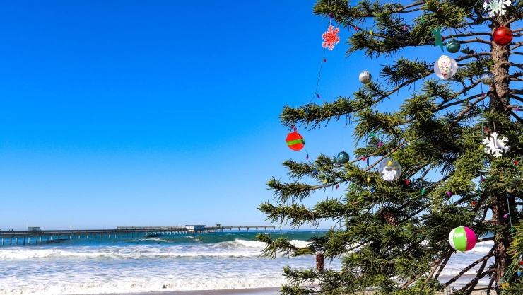Árbol de navidad en plena playa de California