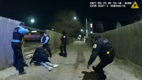 Policía de Chicago dispara y mata a Adam Toledo de 13 años de edad.