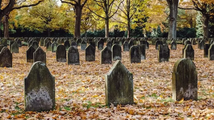 Desaparición misteriosa; niño fue por su balón a un panteón y no volvió