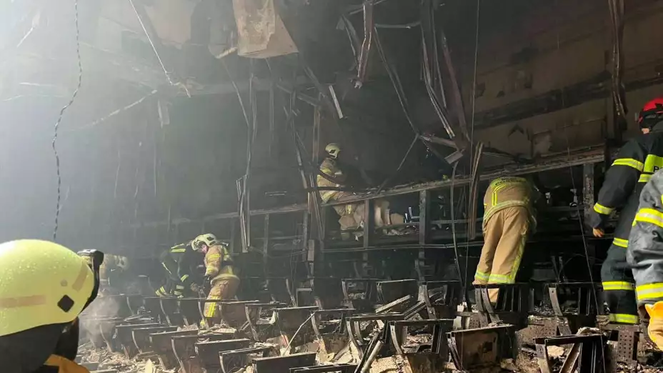 Rescatistas en el City Hall, en Moscú, Rusia, tras un ataque del EI.