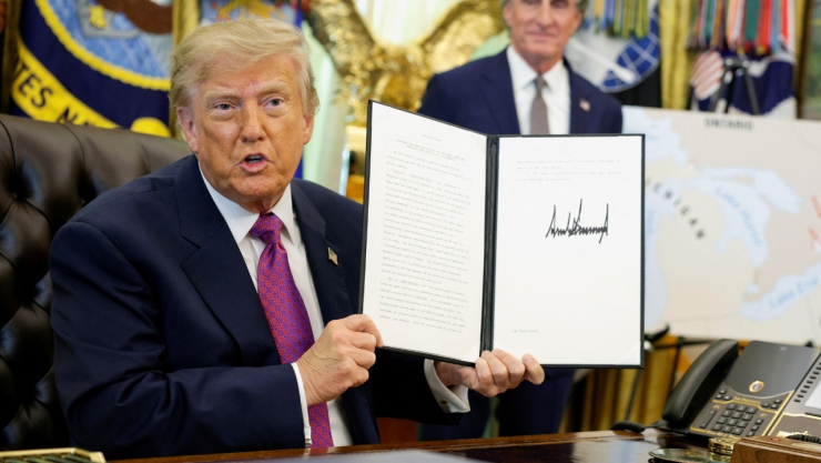 Trump firma decreto para cambiarle el nombre al lago de Ontario a lago de América