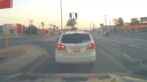 Niño cae de auto en movimiento en Mexicali; cámaras captan el incidente