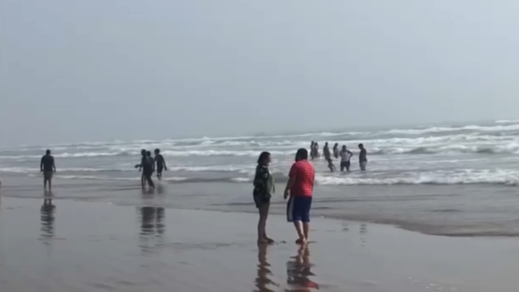 LLEGAN VACACIONISTAS