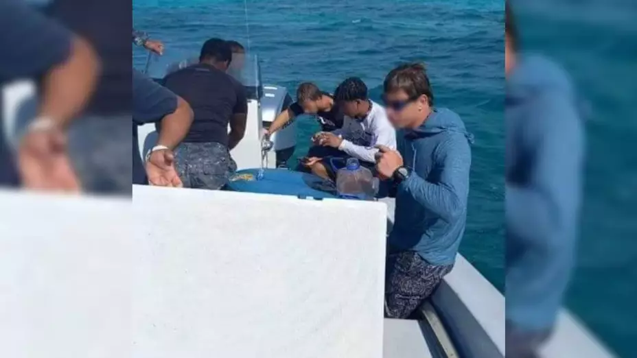 Rescatan a tres hombres en Belice; su embarcación se sumergió