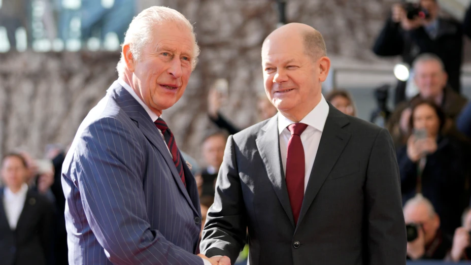 El rey Carlos III es recibido por el canciller de Alemania, Olaf Scholz.