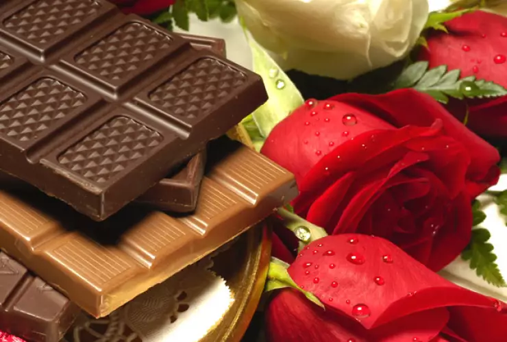 Rosa y chocolates para el Día de San Valentín