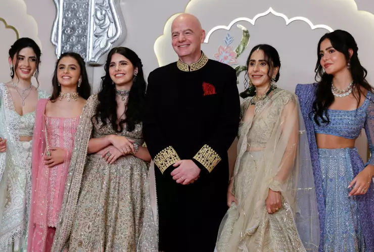 Gianni Infantino, presidente de la FIFA, estuvo en la lujosa boda de los herederos de la India