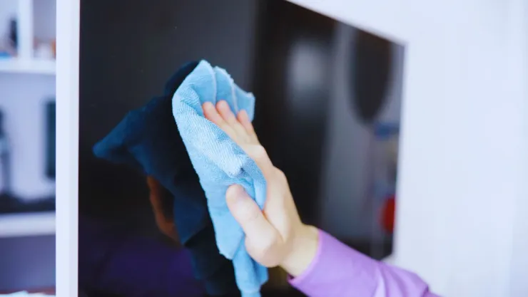 Cómo limpiar la pantalla de tu sala y eliminar las marcas con solo un ingrediente