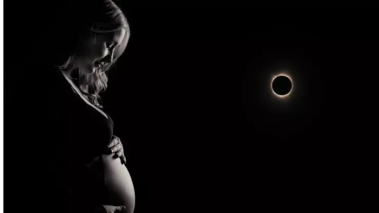 ¿Es verdad que ver un eclipse solar puede afectar al embarazo?