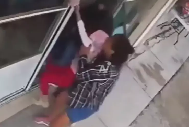 Secuestran a dos niños en cuestión de segundos.