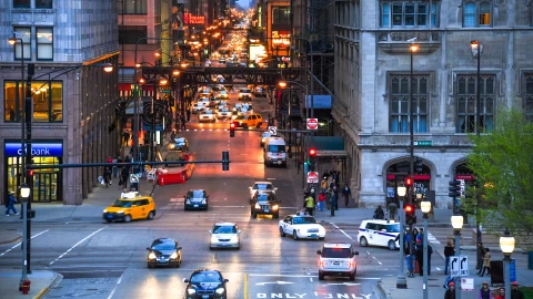 Coches circulan por las calles de Chicago, Illinois