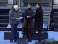 El alcalde de la ciudad de Nueva York , Zohran Mamdani , el senador estadounidense Bernie Sanders y Rama Duwaji participan en la ceremonia de investidura de Mamdani en la ciudad de Nueva York