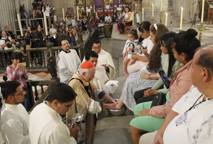 La fe abraza al dolor Cardenal Aguiar lava pies a madres buscadoras y migrantes
