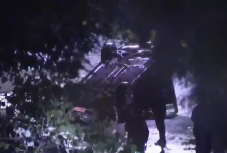 Sicario acribilla a conductor en ataque armado y desata aparatosa volcadura en Xochimilco, CDMX. La imagen muestra un vehículo tras el fuerte accidente por balacera