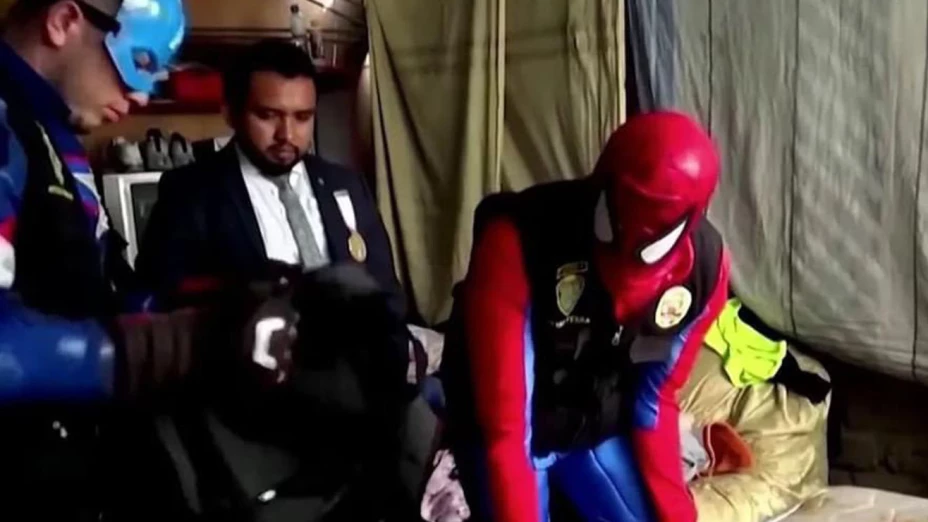 Policías de Perú realizan operativo antidrogas disfrazados