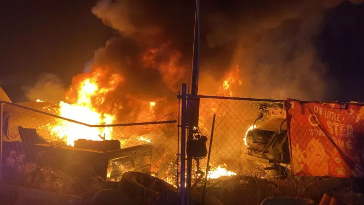 Bomberos controlan incendio en un Yonke de Tijuana el 12 de agosto de 2025