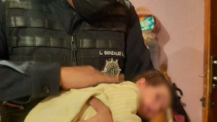 policía auxilia a bebé.jpg