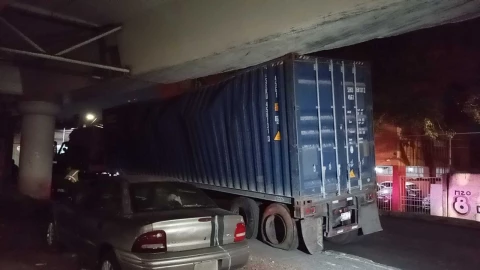 Trailer atorado el 1 de marzo de 2026.