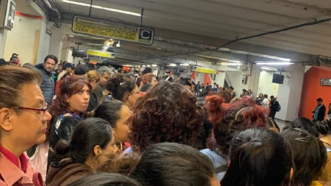 Se reportan aglomeraciones en la Línea 9 del Metro CDMX hoy 22 de agosto de 2023.
