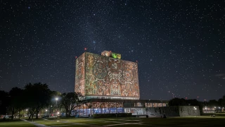 Biblioteca central UNAM de noche
