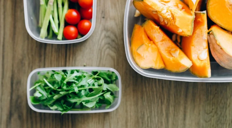 Adiós al caos 5 Ideas para organizar tuppers y tapas rápido