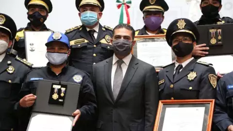 condecoran-atenea-premian-ssc- (1).jpg