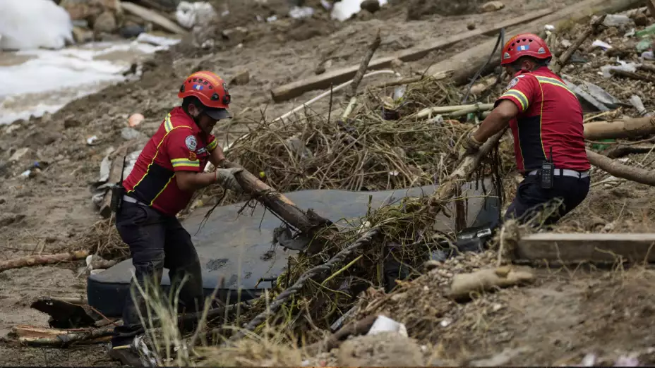 Labores de rescate tras un deslave en Guatemala.