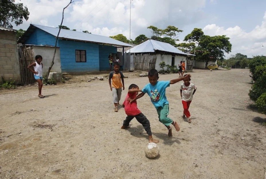 Martínez era profesor desde el 2002 en Piñuña Negro, era seguido desde hacía varios meses por la policía judicial por sospechosas de promover a las guerrillas FARC