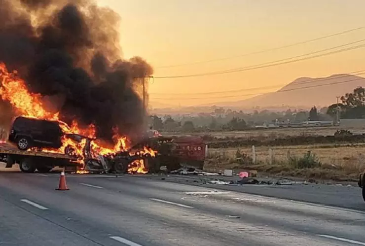 Un choque en la autopista México-Querétaro provocó un fuerte incendio a la altura del klómetro 96 y se registrara un cierre parcial.