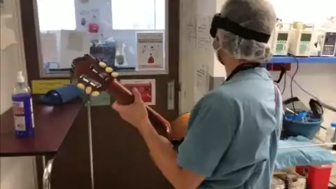 Terapia musical: médico lleva música a pacientes de COVID-19 del Hospital Juárez