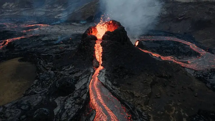 ¡TRAGEDIA! Turista muere al caer al cráter de un volcán en Indonesia; consiguió su última fotografía