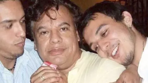 Hijo de Juan Gabriel continúa en la polémica tras golpear a su mamá.