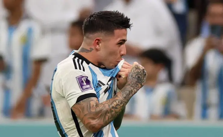 Enzo Fernández besa el escudo tras su gol