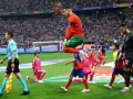 Cristiano Ronaldo entra al terreno de juego para el inicio del partido ante Eslovenia.jpg