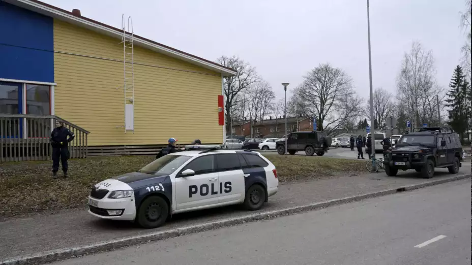 Policía de Finlandia en una escuela donde se registró un tiroteo.j