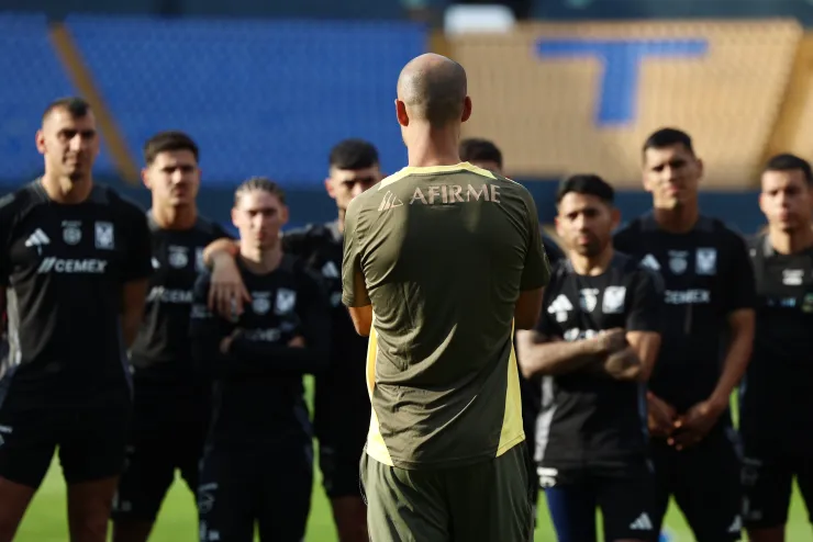 Guido Pizarro, nuevo técnico de los Tigres, charla con jugadores.